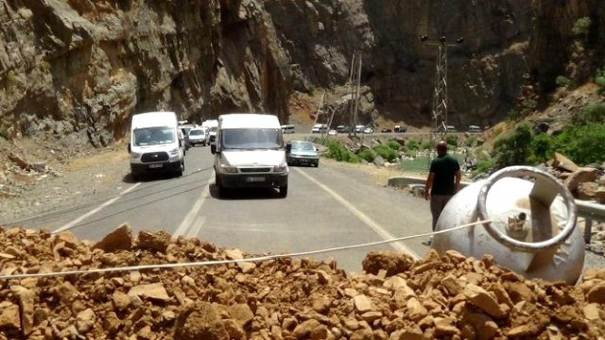 Hakkari-Çukurca Karayolu Patlayıcılarla Döşendi
