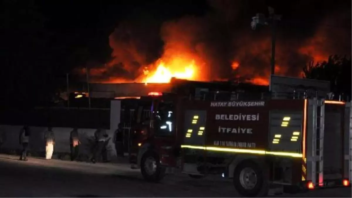 Hatay\'da İHH Şubesi Çıkan Yangında Küle Döndü