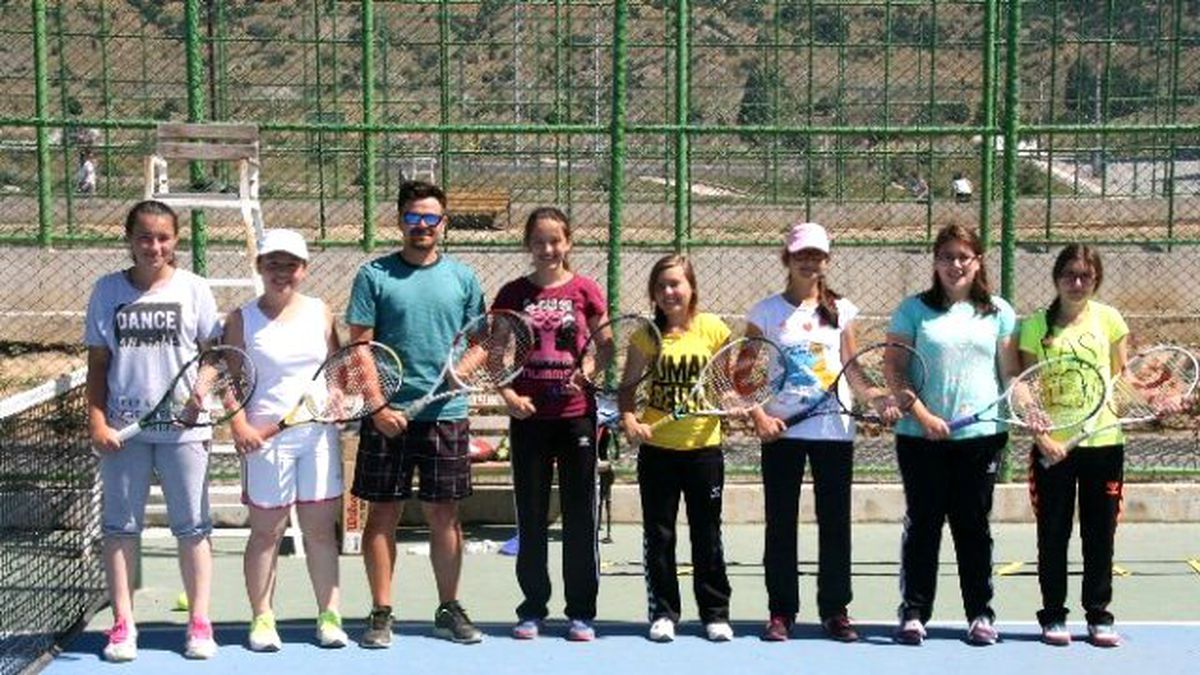 Hem Tenis Öğreniyorlar Hem de Eğleniyorlar