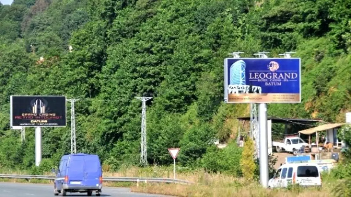 Karadeniz Sahil Yolu Üzerindeki Kumarhane Reklamları