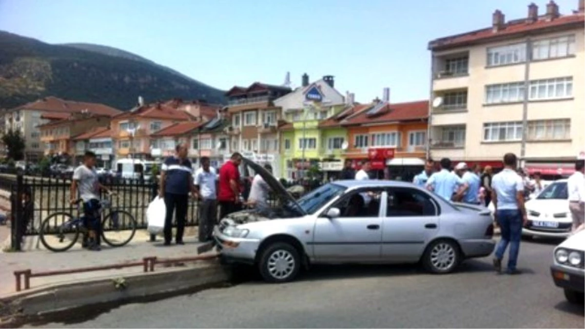 Manisa ve Uşak\'ta Trafik Kazaları: 5 Yaralı