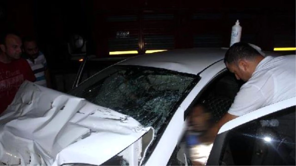 Manisa\'da Otomobil Tırla Çarpıştı: 1 Ölü