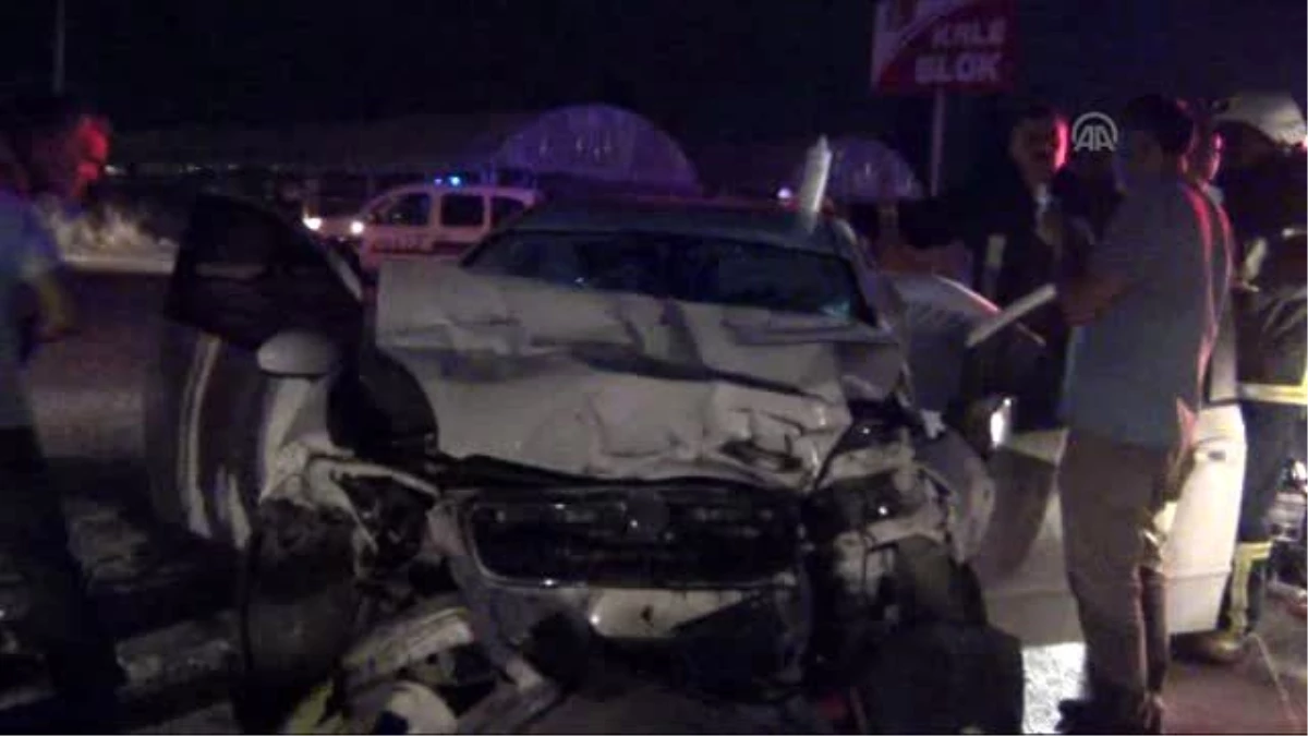 Salihli\'de Otomobil Tırla Çarpıştı: 1 Ölü