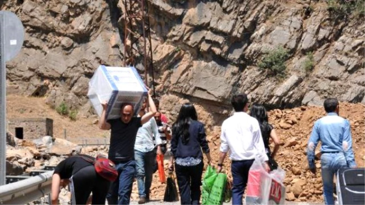 PKK Karayolunu Kapattı, Vatandaşlar Yürümeye Başladı