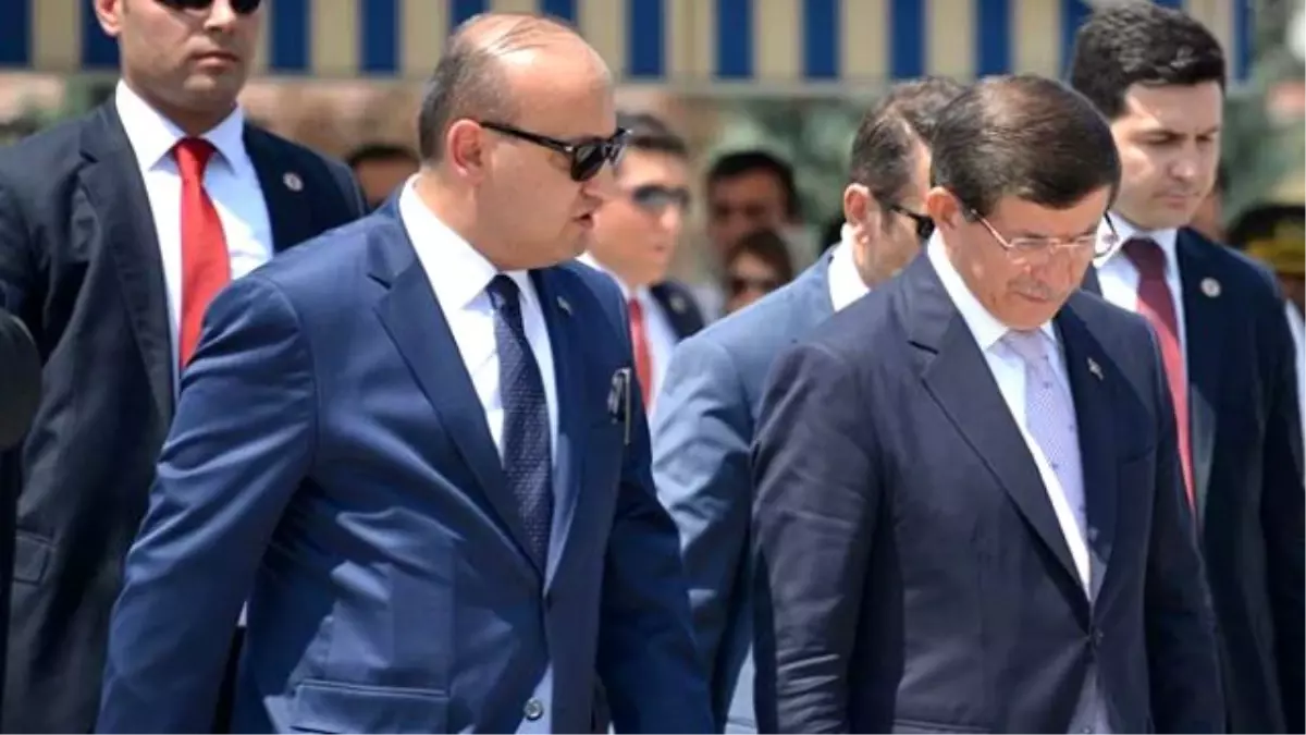 Şehit Cenazesinde Davutoğlu ve Özel'e Tepki: Beceremiyorsanız Biz Yapalım