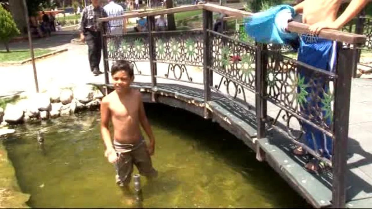 Edirne\'de Çocuklar Süs Havuzuna Girerek Serinliyor