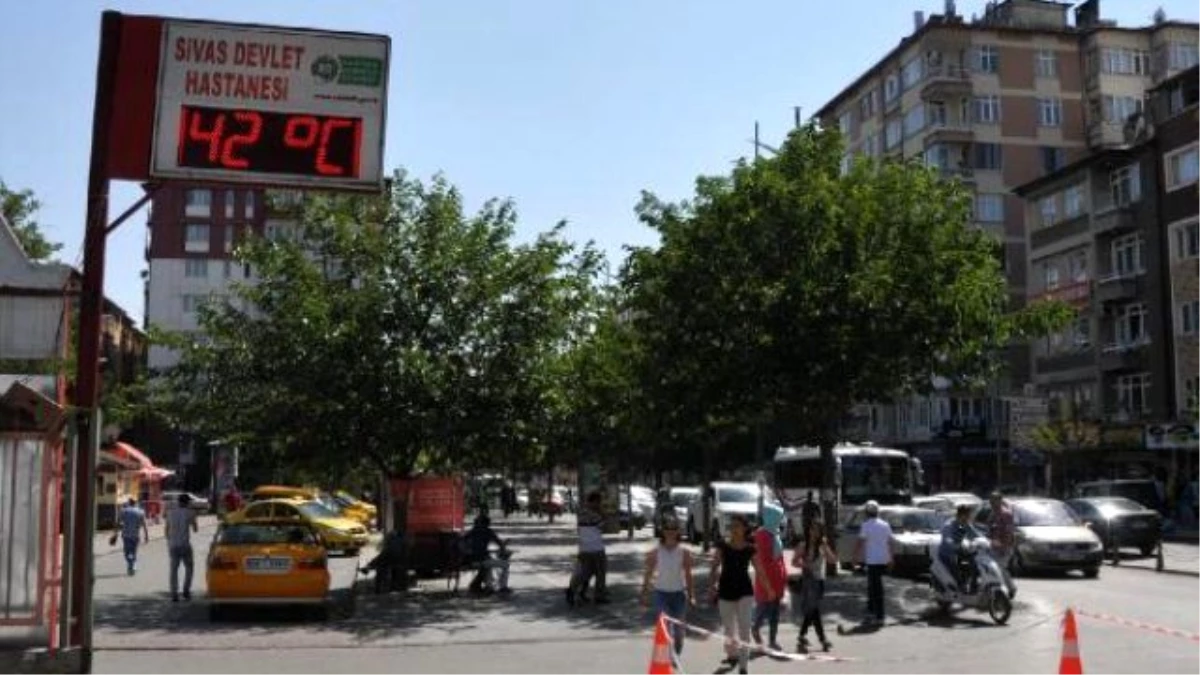 Sivas\'ta Sıcaktan Bunalanlar Serinlemek İçin Çare Aradı