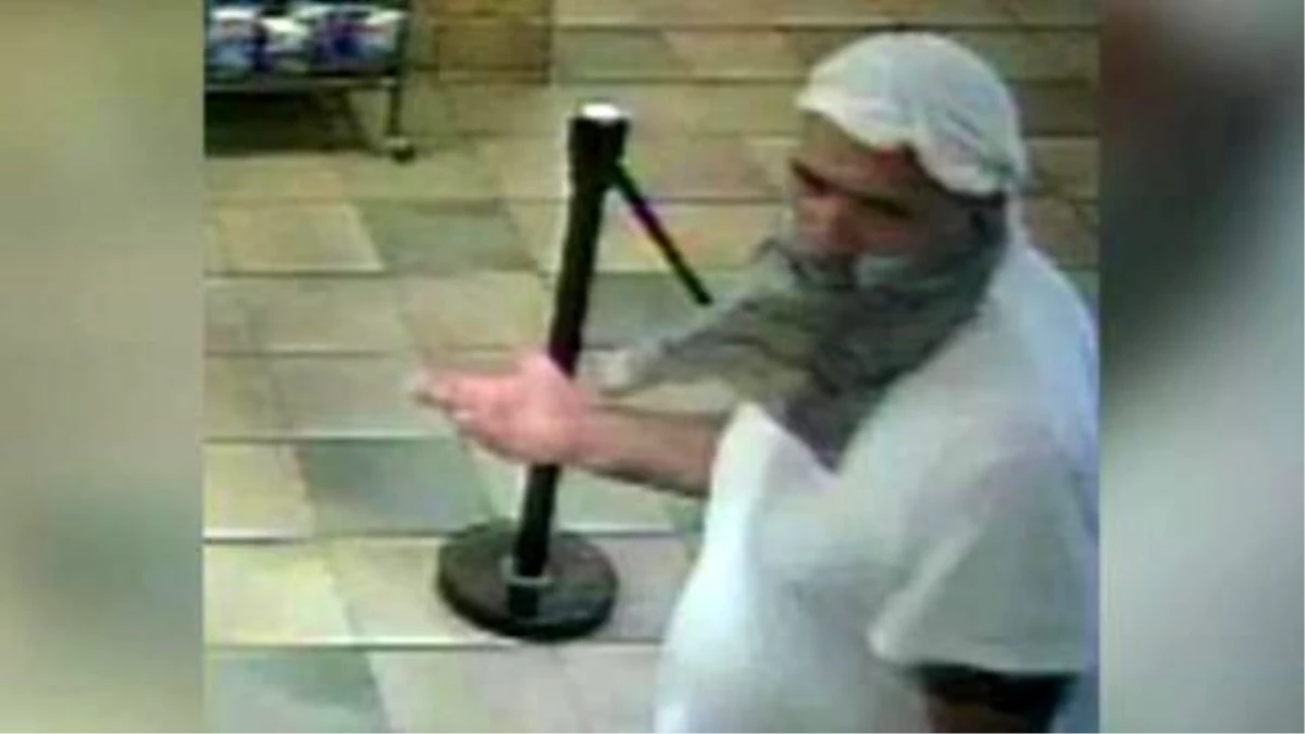 Subway Employees Thwart Robber By İgnoring Him