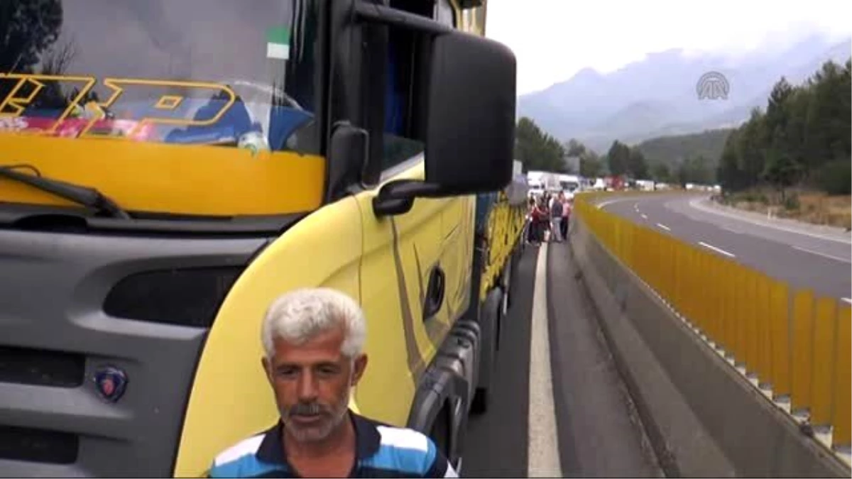 Terör Saldırısını Protesto Eden Vatandaşlar, Yolu Ulaşıma Kapattı