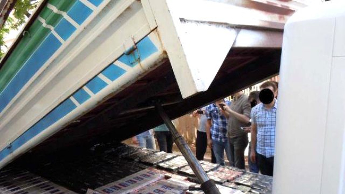 Tır Dorsesinin Altında 15 Bin Paket Kaçak Sigara