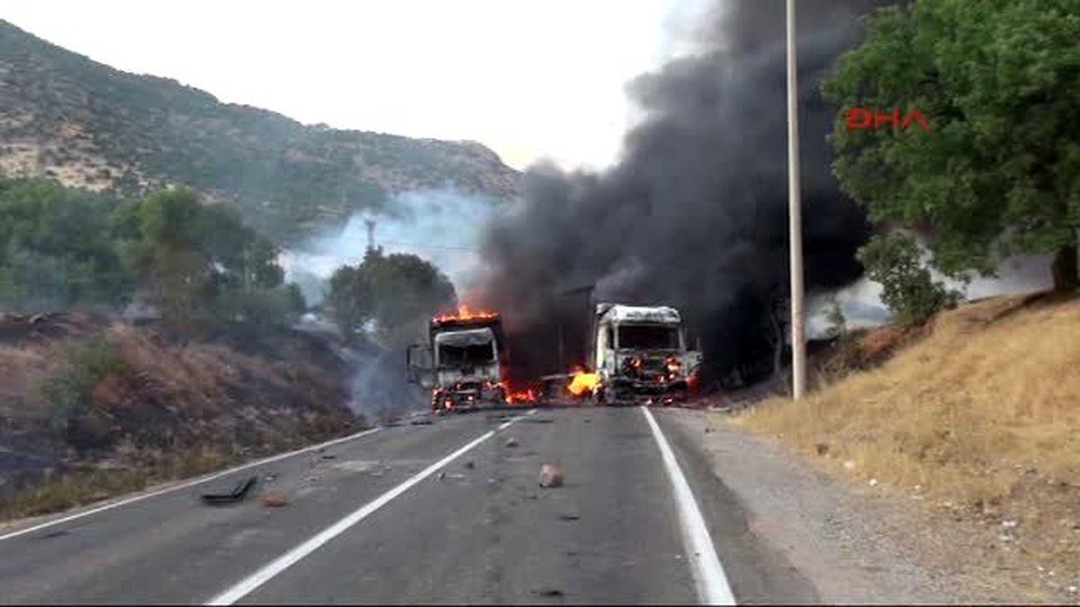 Tunceli - Yol Kesip 3 Aracı Ateşe Veren PKK\'lıların Kaçtığı Bölgeyi Kobralar Bombalıyor