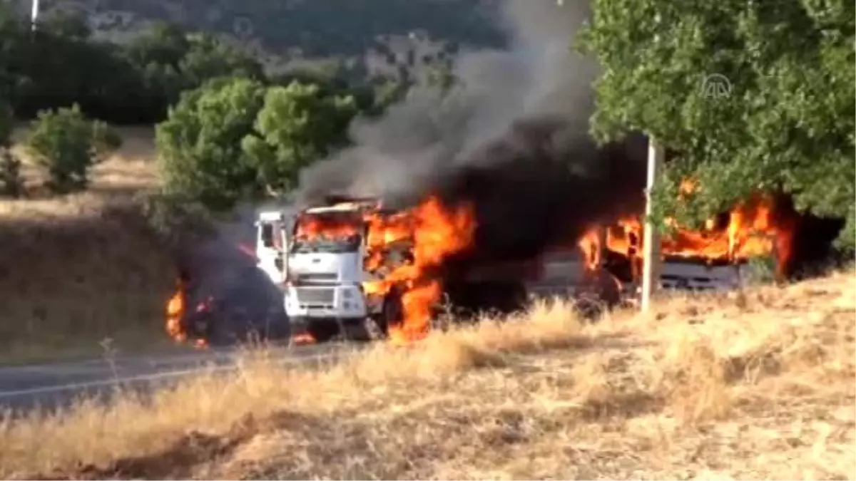 PKK\'lı Teröristlerin Araçları Yakma Anı Kamerada