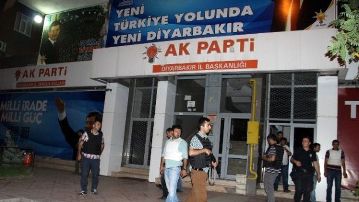 AK Parti İl Binasına Bombalı Saldırı Girişimi