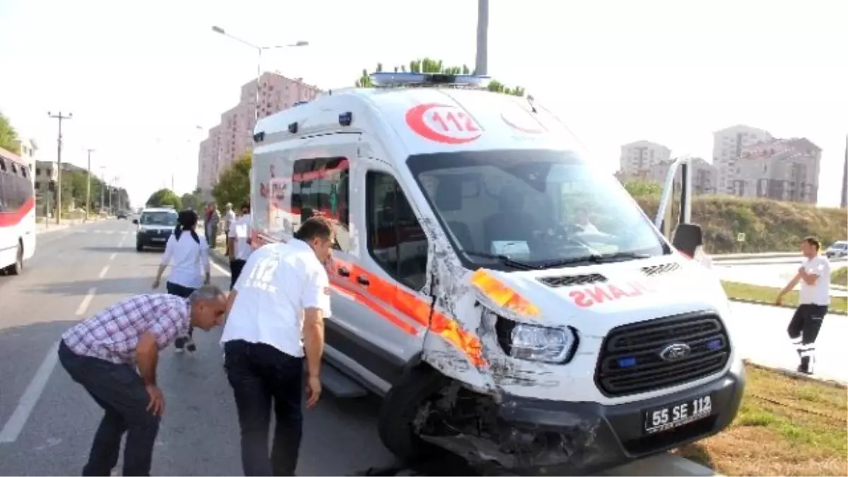 Ambulans ile Kamyonet Çarpıştı: 2 Yaralı