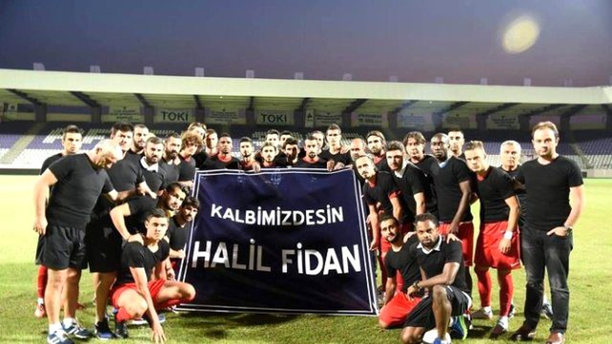 Antalyaspor Halil Fidan İçin Sahaya Siyah Tişört ve "Kalbimizdesin" Pankartı ile Çıktı