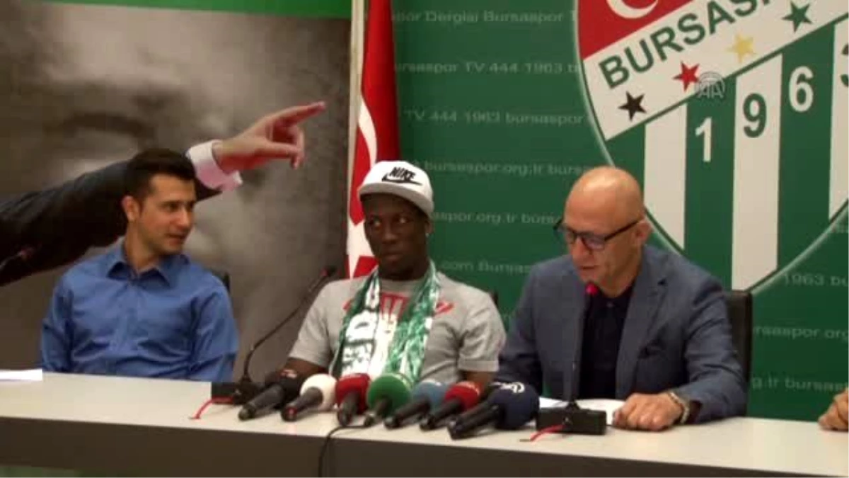 Bursaspor, Perulu Advincula ile Sözleşme İmzaladı