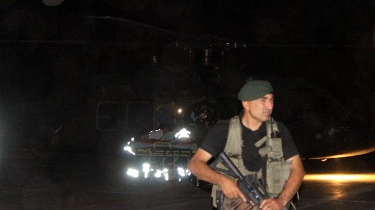 Erzurum\'un Hınıs İlçesinde Zırhlı Polis Aracı Takla Attı: 4 Polis Yaralı