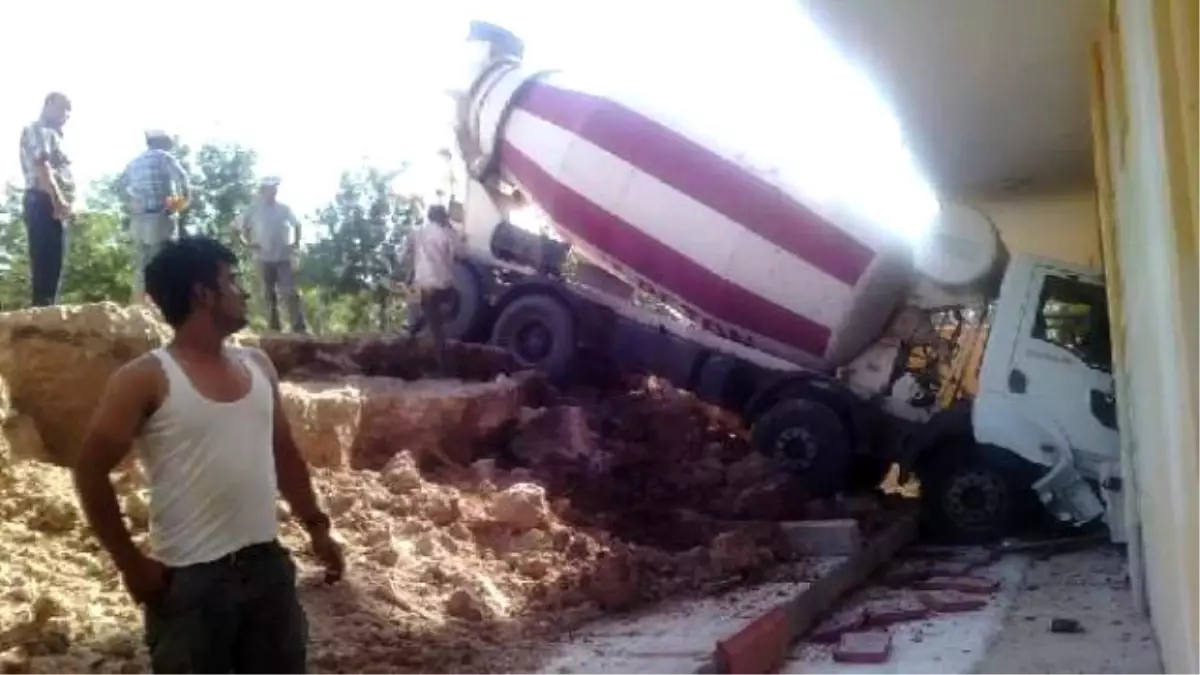 Freni Boşalan Beton Mikseri Binaya Çarptı