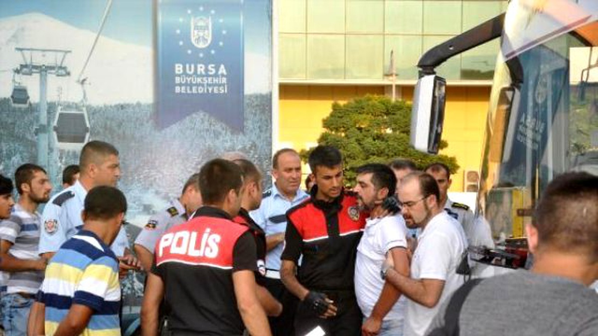 Halk Otobüsü Şoförü Tartıştığı Seyyar Satıcıyı Bıçakla Yaraladı