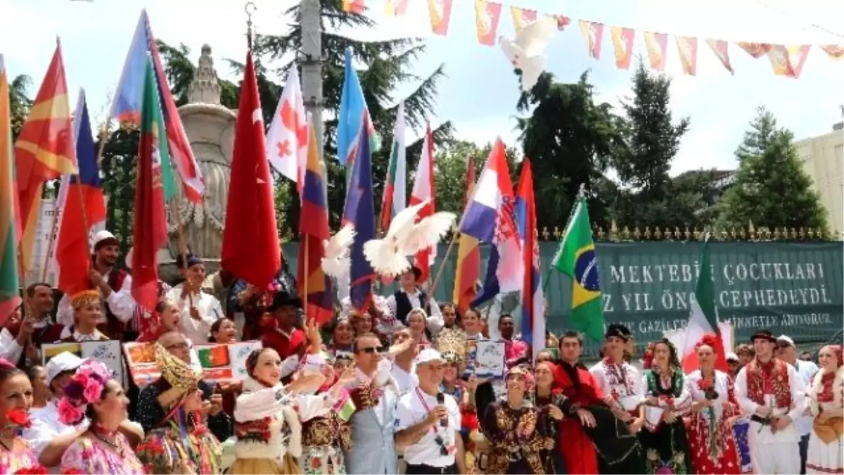 İstiklal Caddesi\'nde Rio Karnavalı Gibi Festival