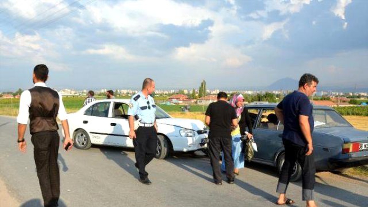 Kayseri\'de İki Otomobil Kafa Kafaya Çarpıştı: 8 Yaralı