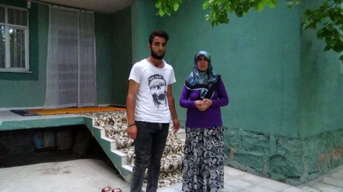 Kimliğini Kaybeden Kadını Kendilerini Polis Olarak Tanıtıp Dolandırdılar