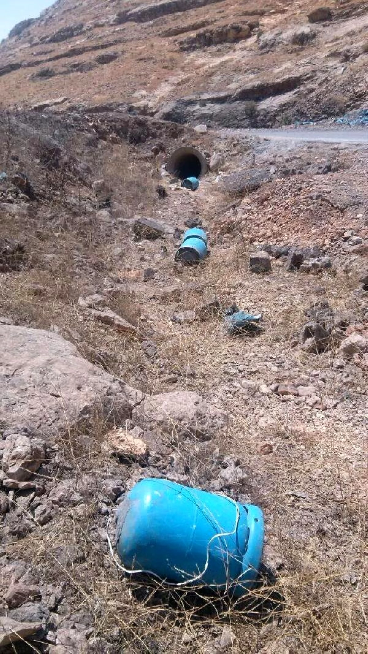 Silvan\'da Baraj İnşaatı Yoluna Konan Piknik Tüplü Bomba İmha Edildi (2)