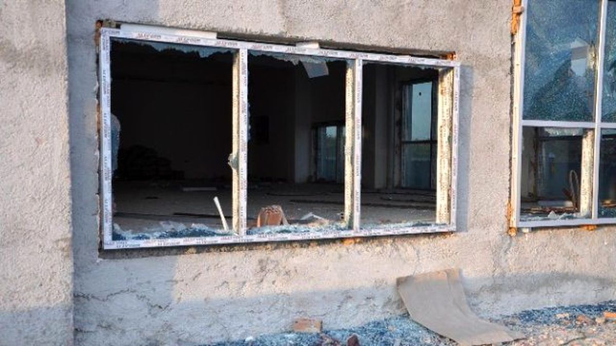 Sorgun\'da İnşaat Halindeki Stadyumun Camlarını Kırıp, Lavabo ve Musluklarını Çaldılar