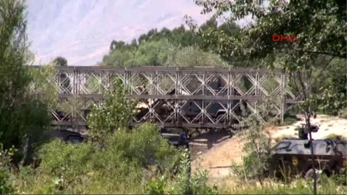 Tunceli- Tır ve Kamyon Yakan PKK\'lılar Yola Bidon İçinde Patlayıcı Bıraktı