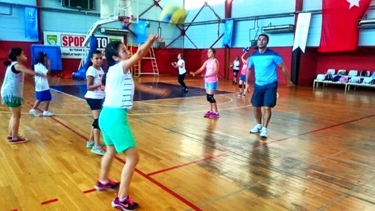 Yaz Spor Okulunda Genç Voleybolcular Yetişiyor