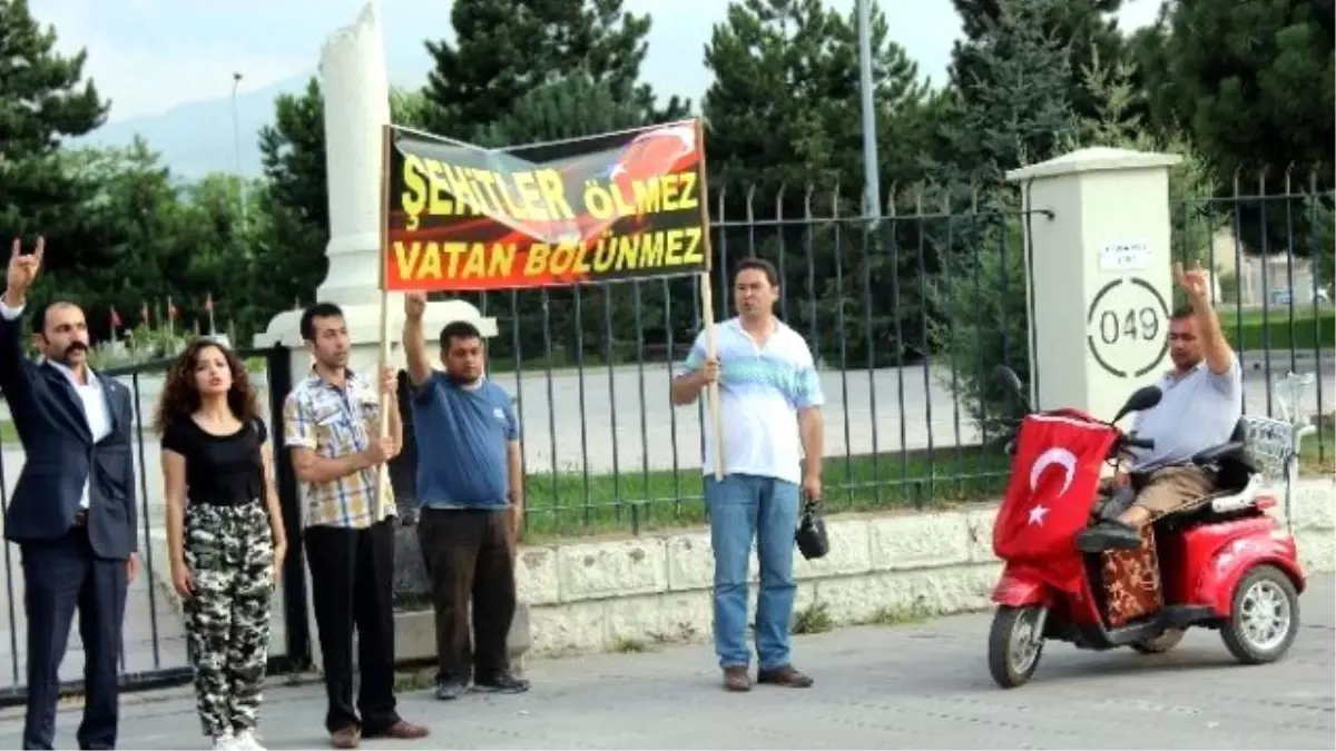 Abdullah Öcalan\'ın Maketi Yakıldı