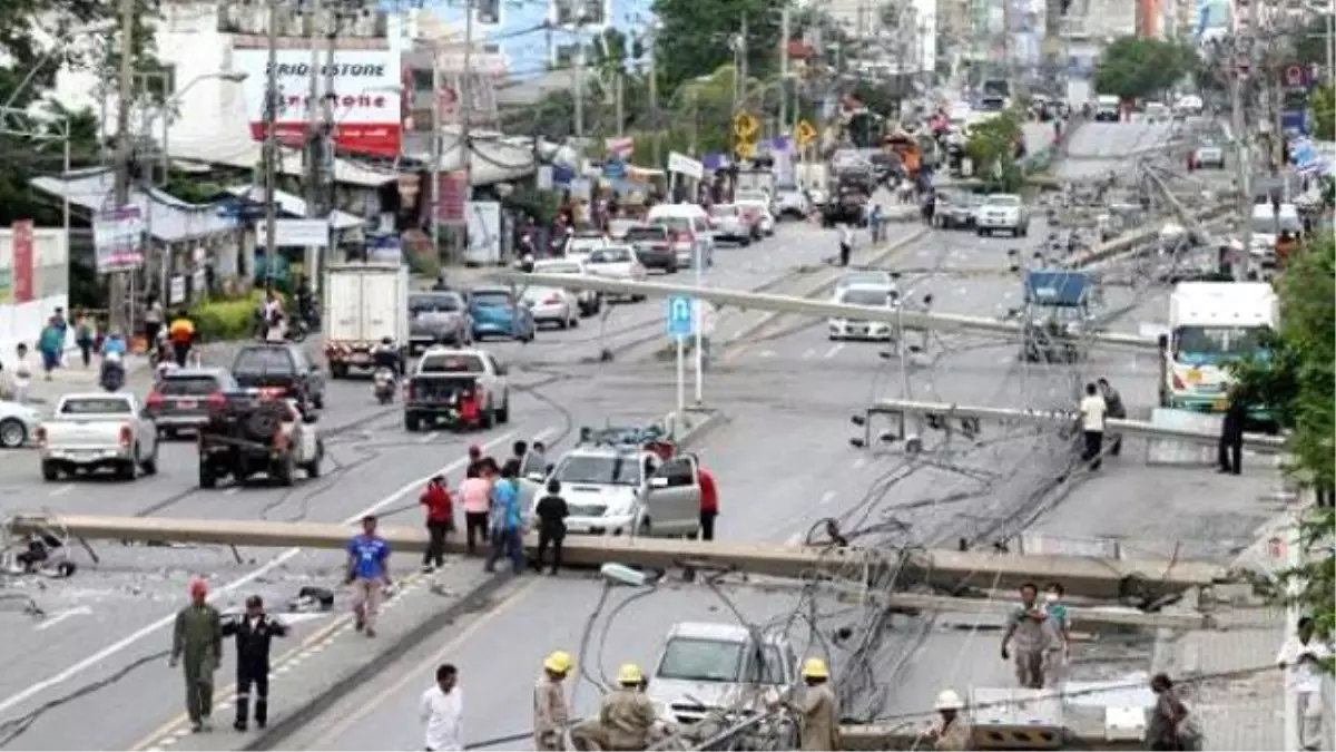 Bir Araç 47 Elektrik Direğini Devirdi, Trafik Felç Oldu