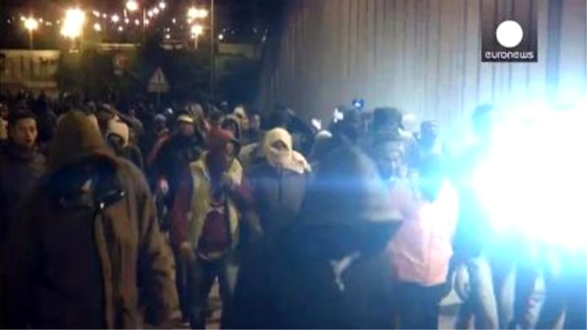 Calais\'de Göçmenler Manş Tüneli\'nin Koruma Duvarlarını Aşmaya Çalıştı