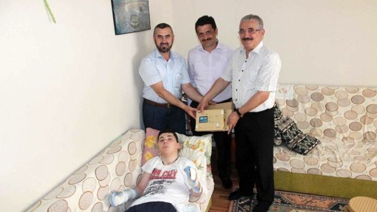 Engelli Öğrenciye Tablet Hediye Edildi