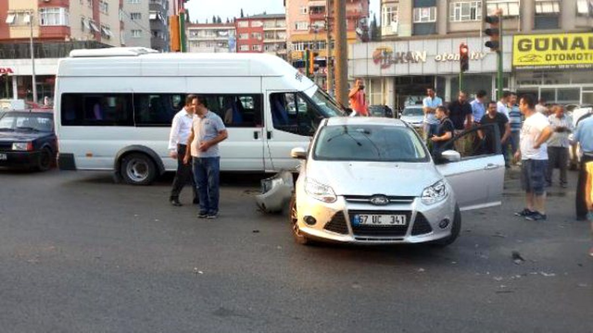 Freni Boşalan Minibüs, Kırmızı Işıkta Bekleyen Araçlara Çarptı