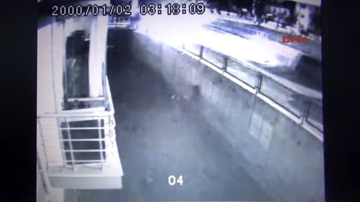 Kütahya Otomobil Apartman Bahçesine Uçtu