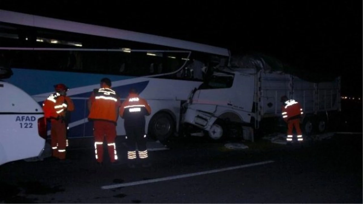 Yolcu Otobüsü ile Kamyon Çarpıştı: 16 Yaralı