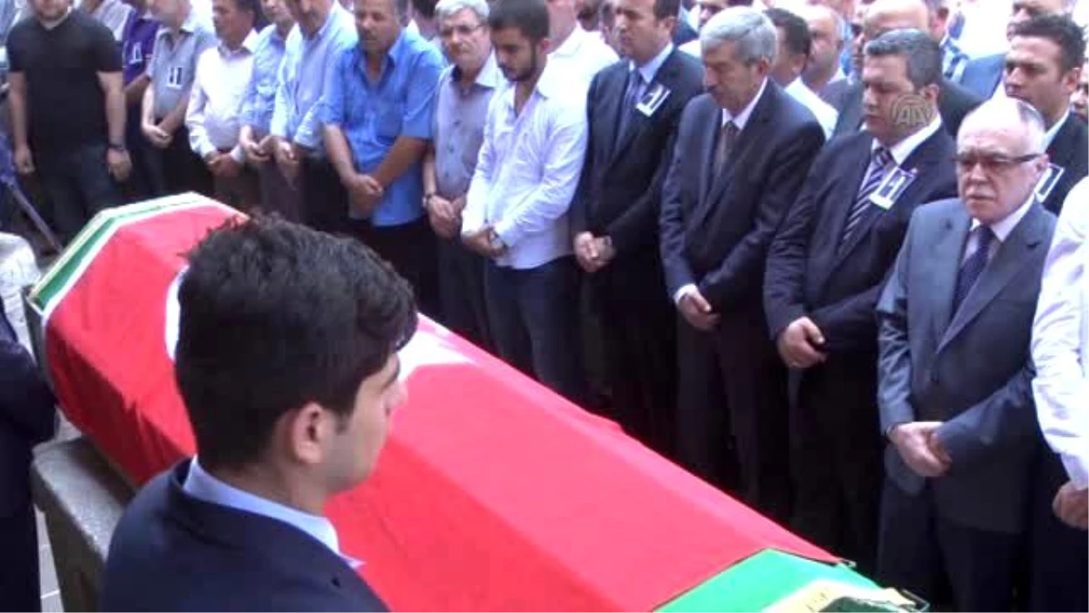 21\'inci Dönem MHP Tokat Milletvekili Lütfi Ceylan\'ın Cenazesi Toprağa Verildi