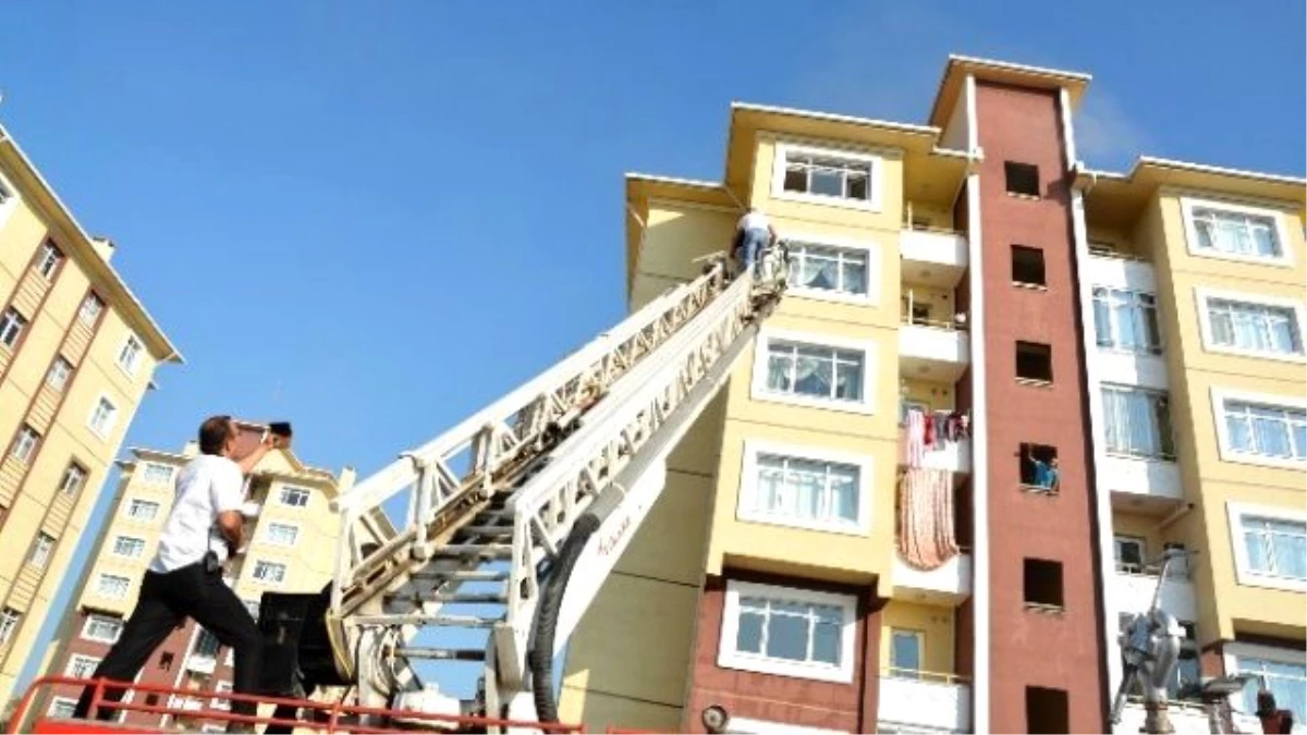 Aksaray\'da Sekiz Katlı Binada Yangın Paniği