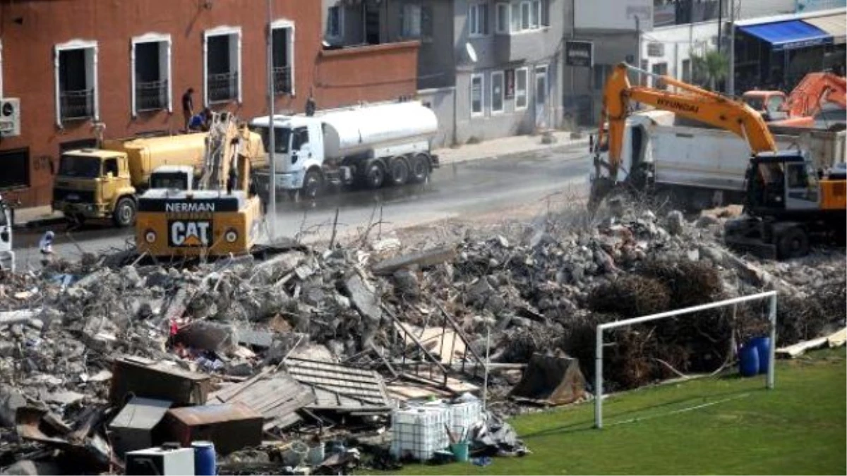 Alsancak Stadı\'nın Yıkım Çalışmaları Sürüyor