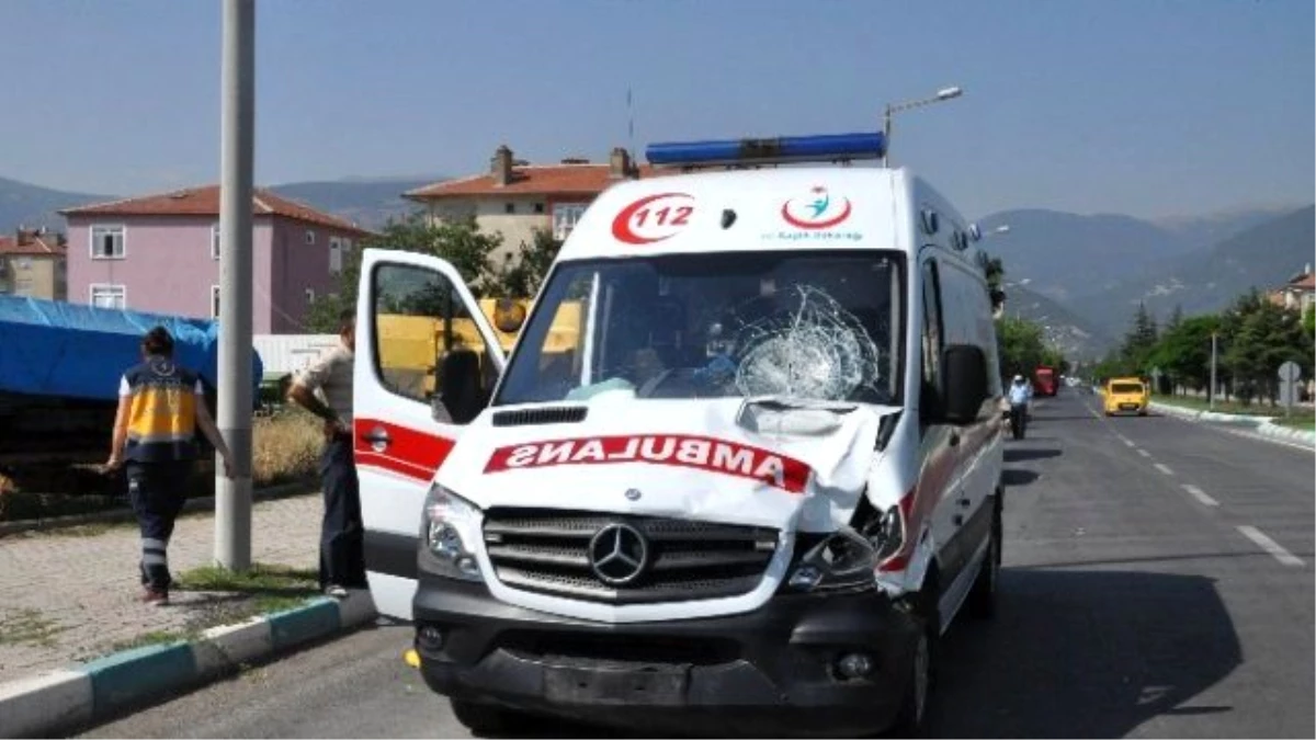 Ambulans Bisiklete Çarptı: 1 Ölü