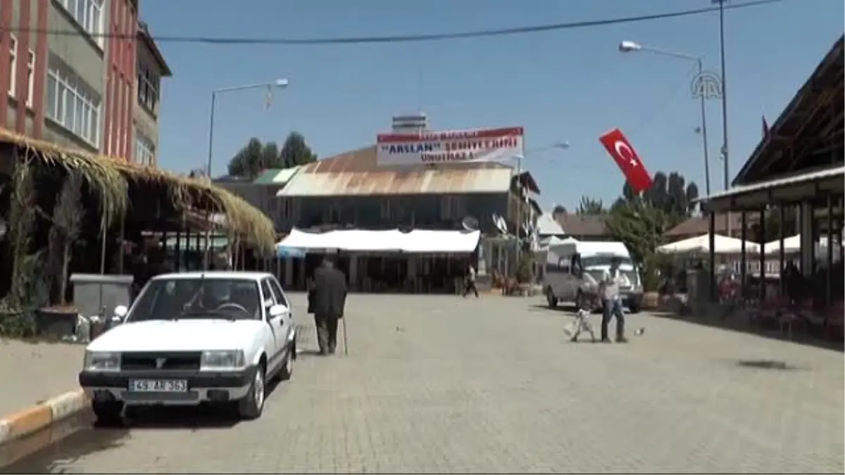 Binbaşı Kulaksız'ın Şehit Edilmesinin Ardından Sungu Beldesi Bayraklarla Donatıldı