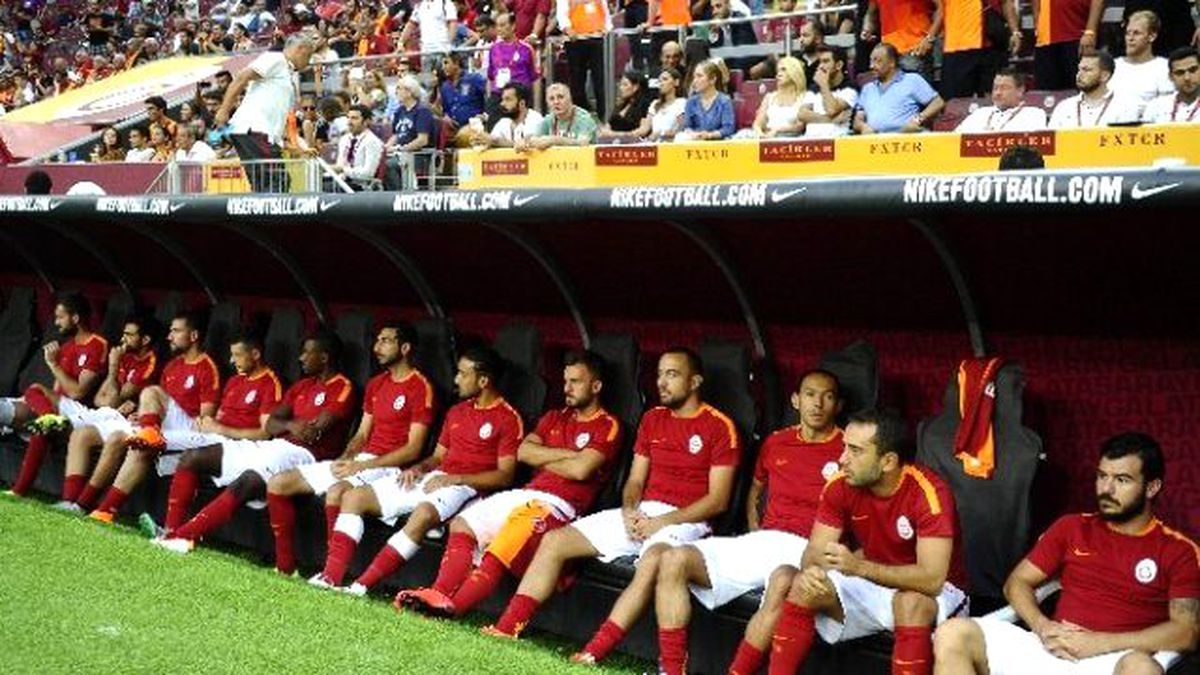 Galatasaray\'da 4 Futbolcu Yolcu