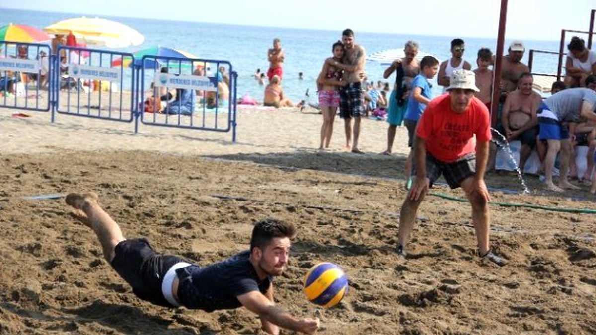Gümüldür Plaj Voleybol Turnuvası\'nda Heyecan Dorukta