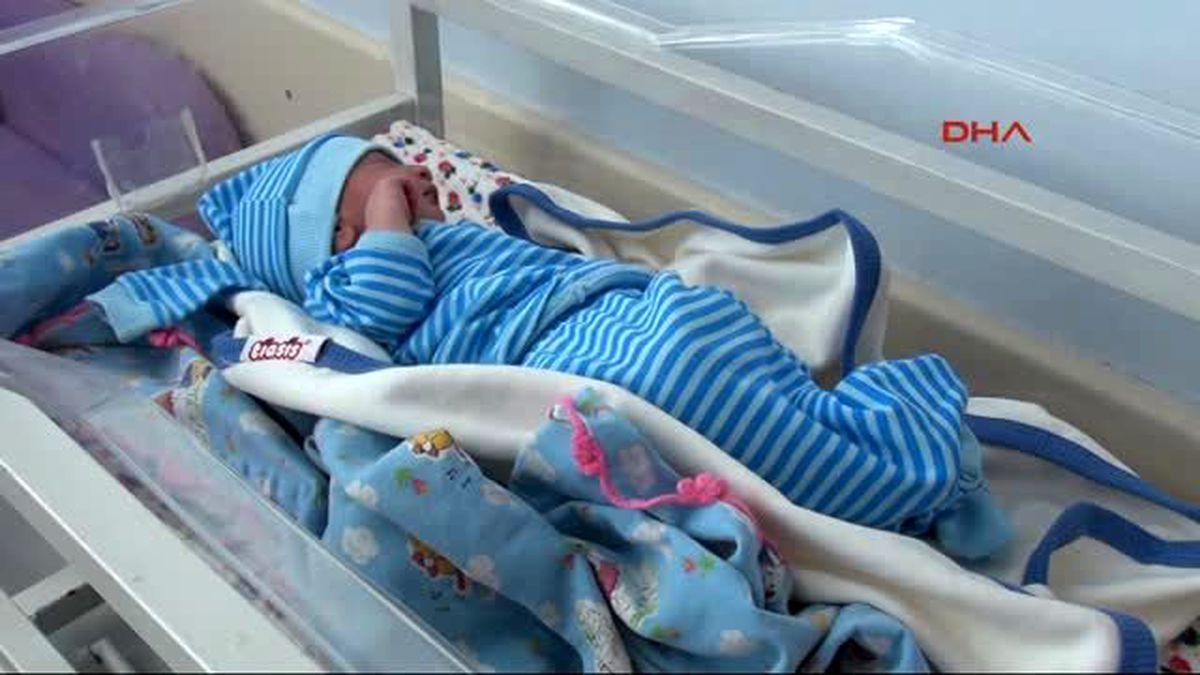 Doğuma Helikopterle Yetiştirilen Kadın Bebeğine Barış İsmini Verdi