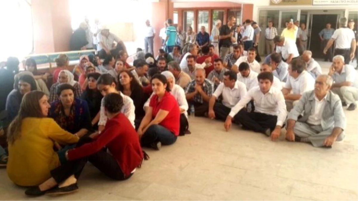 Hdp\'liler Mardin Valilik Binası Önünde Oturma Eylemi Başlattı