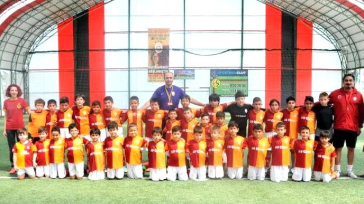 Hedefleri Galatasaray\'da Yıldız Futbolcu Olmak