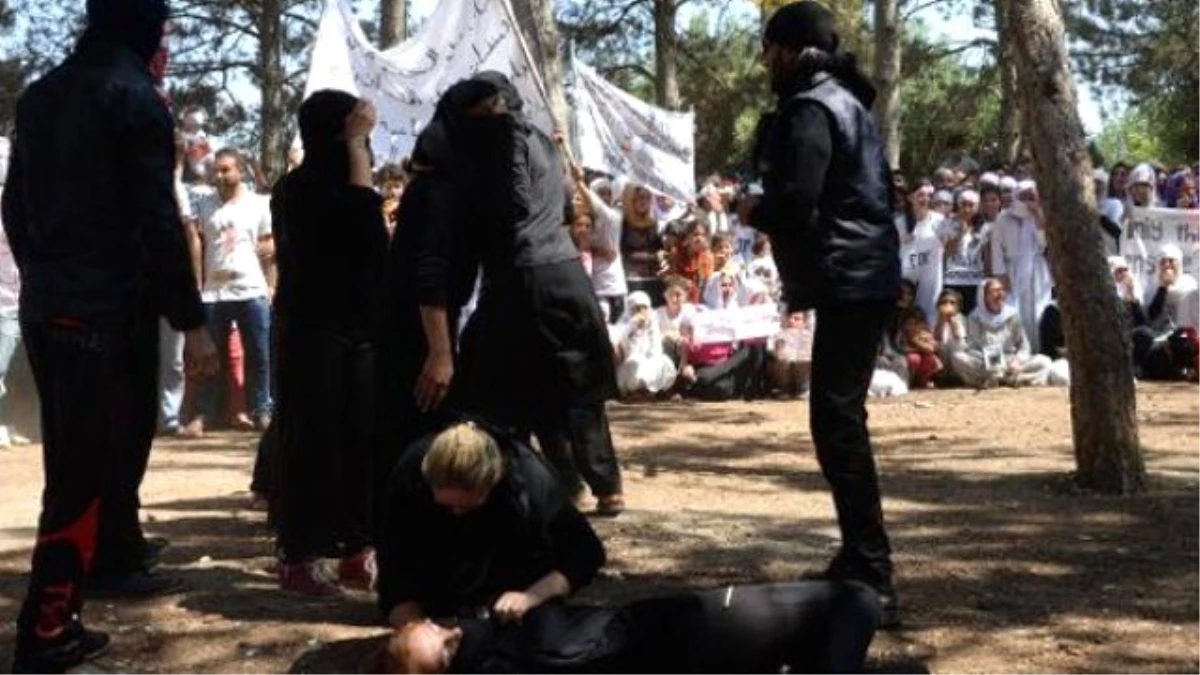 IŞİD Zulmünü Anlatan Tiyatroyu Kadınlar Çığlıklarla İzledi