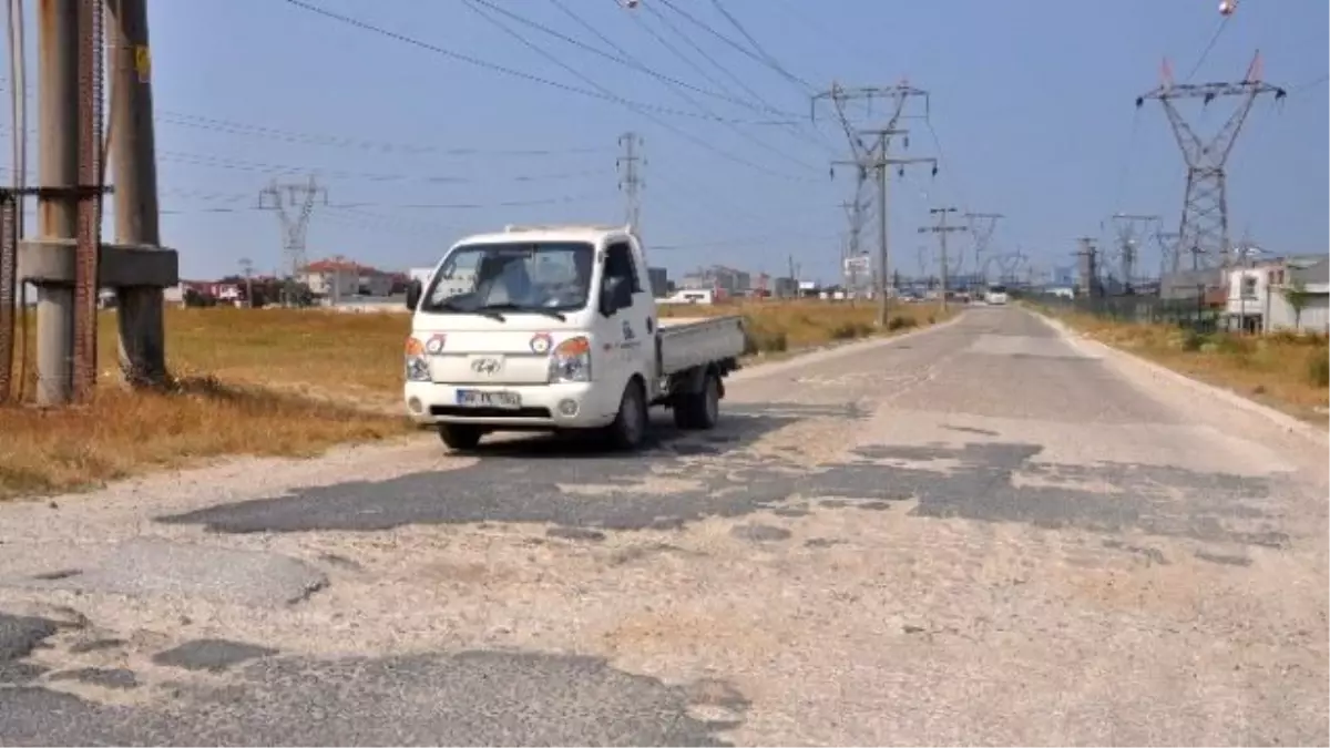 Karaağaç- Veliköy Yolu Sürücülerin Kabusu Oldu