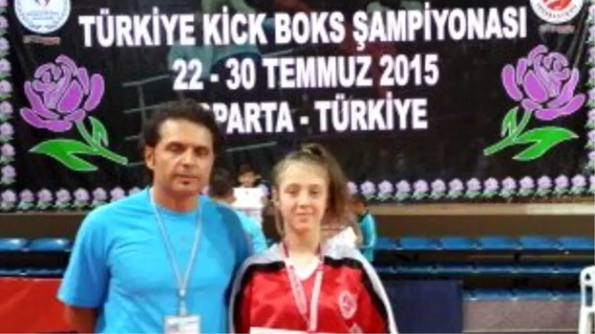 Kick Bokscular 8 Madalya ile Döndü